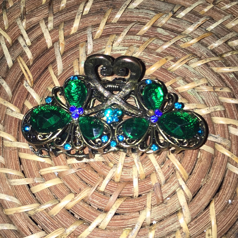 Gold tone hair clip .